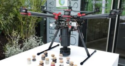 Dron y semillas inteligentes.