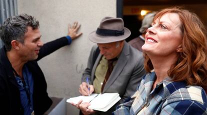 Susan Sarandon acompanhada de outros atores.