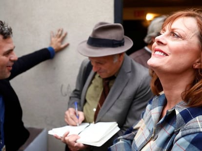 Susan Sarandon acompa&ntilde;ada de otros actores.