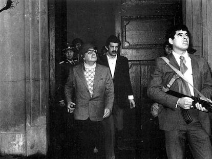 El presidente Salvador Allende (en el centro), flanqueado por guardaespaldas, en el Palacio de la Moneda el día del golpe.