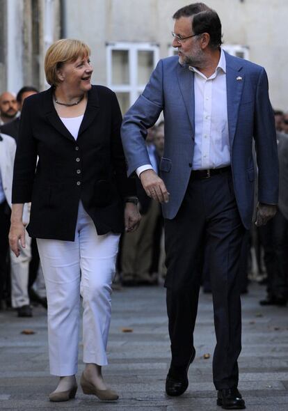 Merkel y Mariano Rajoy pasean por las calles del caso antiguo de Santiago de Compostela, este domingo 25 de agosto.