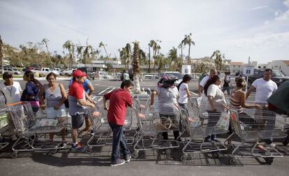 Cola para entrar a un supermercado en Los Cabos. El establecimiento asegura haber donado todo los alimentos de los que disponía: cada persona tenía un tiempo máximo de cinco minutos para acaparar comida gratis.