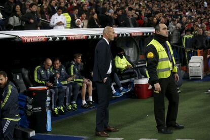 Zidane observa un momento del partido.