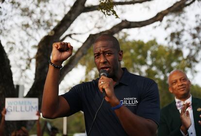 Andrew Gillum: primer gobernador afroamericano de Florida. Alcalde de Tallahassee desde 2014, puede ser el primer gobernador afroamericano de Florida. Es una de las voces más progresistas del Partido Demócrata y tiene el desafío de cosechar una victoria para la "ola azul", convenciendo a un Estado en manos republicanas durante casi 20 años. Su discurso se dirige a los ciudadanos más vulnerables, con eslóganes como "Nadie debiera elegir entre ir al doctor o pagar la renta". El candidato, de 34 años, creció en Miami y fue el primero de su familia en ir a la universidad. En 2003 se convirtió en la persona más joven (23 años) que ganó un asiento en la Comisión de la Ciudad de Tallahassee. Gillum propone subir los impuestos a las grandes corporaciones para inyectar más fondos a las escuelas públicas, promover un sistema de salud universal y elevar el salario mínimo a 15 dólares la hora.