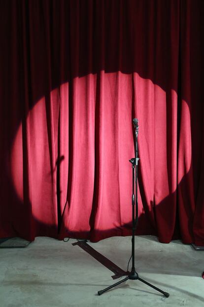 Otro espacio de la instalación recrea la cortina y el micrófono que Seinfeld usaba en sus actuaciones de 'stand up'.