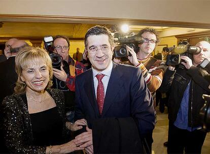 Natividad Rodrguez, la viuda de Fernando Buesa, junto a Patxi Lpez, en el acto en recuerdo al poltico socialista y al <i>ertzaina</i> Jorge Dez.