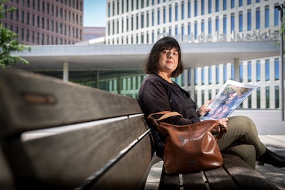 Núria Verdú, que perdió a su padre durante los primeros meses de la pandemia, posa con una foto de ambos. Foto: Joan Sánchez