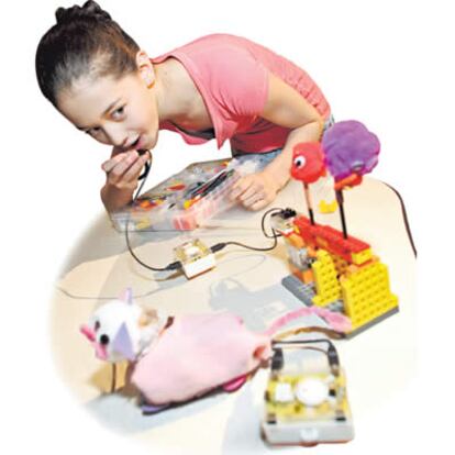 Al combinar materiales tradicionales con elementos de alta tecnología, niños de tan solo 9 años de edad pueden inventar, entre otras cosas, joyas interactivas.