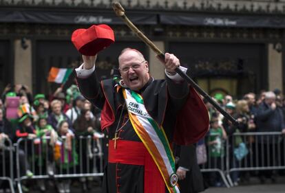 En Nueva York también se celebra el día del patrón irlandés, con un desfile. En la imagen, el cardenal Timothy Dolan, arzobispo de la archidiócesis de Nueva York marcha como el Gran Mariscal del desfile neoyorquino.