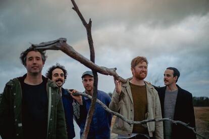 Los australianos Rolling Blackouts Coastal Fever en una imagen promocional de 2022.