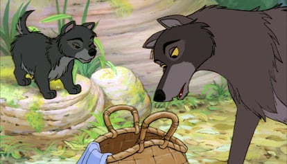 La madre loba encuentra el canastillo con Mowgli en la versión de Disney de 'El libro de la selva'.