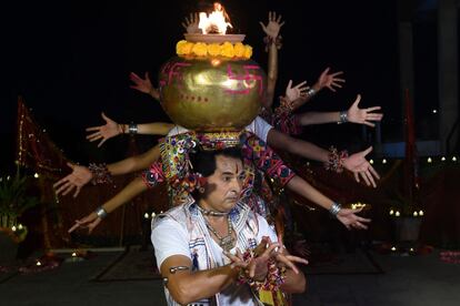 Un grupo de bailarines actúan durante el festival Navratri, en Ahmedabad (India).