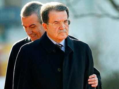 Romano Prodi y Calin Tariceanu (detrás), en enero pasado.