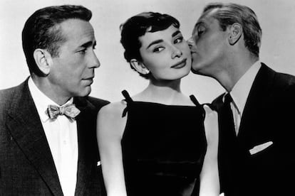 Humphrey Bogart, Audrey Hepburn y William Holden en una foto promocional de 'Sabrina' en 1954