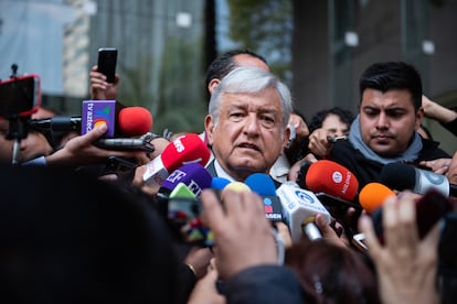 López Obrador habla a los medios en los últimos meses de su campaña presidencial, en abril de 2018.