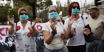 Un grupo de mujeres protesta ante el hospital Carlos III de Madrid.
