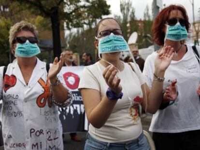 Un grupo de mujeres protesta ante el hospital Carlos III de Madrid.