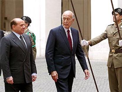 Silvio Berlusconi, recibiendo ayer al presidente de la Convención Europea, Valéry Giscard, en el Palacio Chigi de Roma.