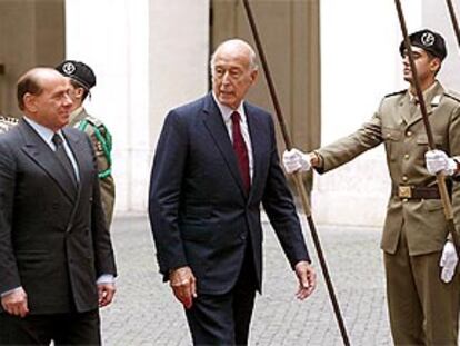 Silvio Berlusconi, recibiendo ayer al presidente de la Convención Europea, Valéry Giscard, en el Palacio Chigi de Roma.