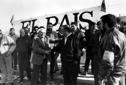 Marcelino Camacho da la mano al lder sindicalista Nicols Redondo, en una concentracin junto a los trabajadores de EL PA?S con motivo de la huelga general de 1988.