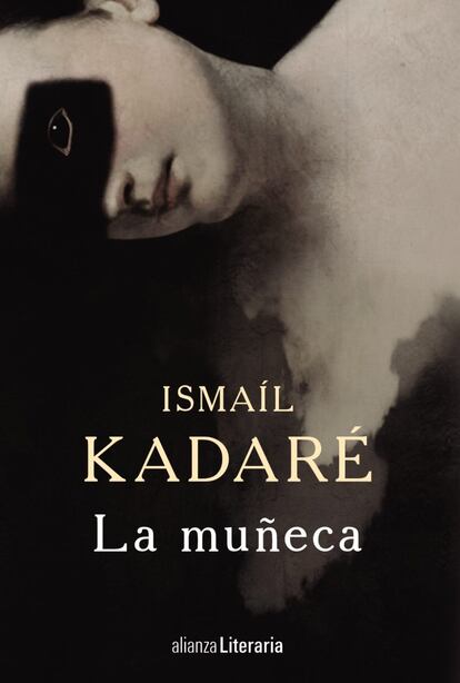 El escritor albanés Ismail Kadaré se acerca a la figura de su madre, a quien apoda "la muñeca" por su aparente fragilidad durante su juventud. Esta muñeca de carne y hueso, casada desde los 17 años por imposición familiar, asiste al derrumbamiento del mundo que conoció en la pequeña ciudad albanesa de Gjirokaster y a la vez tiene la generosidad y valentía de darle alas a su hijo para que persiga su vocación literaria. Traducción: María Roces.