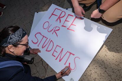 Estudiantes y pancartas en la universidad UCLA de California el pasado 6 de enero, tras los arrestos por acampar y protestar en los alrededores del campus a favor del cese al fuego en Palestina.
