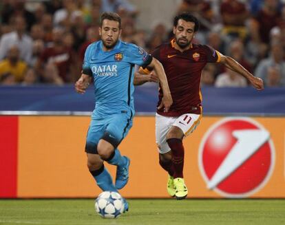 Jordi Alba pugna con Salah en el partido ante la Roma.