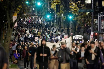 También de las más numerosas fueron las de Seattle (Washington), Filadelfia (Pensilvania) y Chicago (Illinois), ciudad esta última en la que los manifestantes también escogieron la Torre Trump como lugar de concentración y corearon insultos contra el magnate. En la imagen, una multitud protesta en Seattle, Washington.