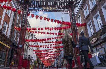 Las autoridades londinenses invitan a seguir el 'hashtag' oficial #CNYLondon para mantenerse informado sobre el Año Nuevo chino de la capital británica. En esta ciudad también va a ser una celebración 'online', que tendrá lugar el próximo 14 de febrero e incluirá actuaciones de artistas chinos emergentes y un resumen con lo más relevante de las ediciones pasadas. Además, a través del <a href="https://www.youtube.com/user/ldnchinatown" rel="nofollow" target="_blank">canal de YouTube de la Asociación China del Chinatown de Londres</a>, los espectadores podrán disfrutar, pantalla mediante, del color y el espectáculo de celebraciones pasadas, cuando la multitud tomaba Chinatown, Trafalgar Square y el West End.<br><br/> En la foto, una calle decorada del Chinatown londinense, el pasado 10 de febrero.