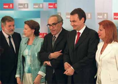 El líder del PSOE, junto a algunos integrantes de su equipo asesor.