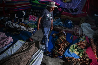Un hombre camina entre personas dormidas. Son manifestantes que vinieron a Lima desde distintas partes de Perú para manifestarse.