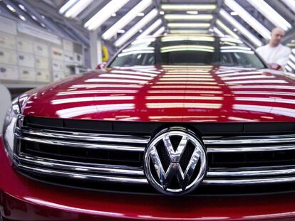 Un empleado del fabricante automovilístico alemán Volkswagen mientras inspecciona un vehículo en Wolfsburgo, Alemania.
