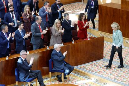 La expresidenta madrileña Esperanza Aguirre (d) recibe los aplausos de Isabel Díaz Ayuso, Joaquín Leguina y Alberto Ruiz-Gallardón.
