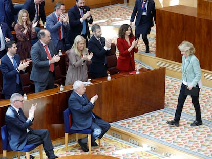 La expresidenta madrileña Esperanza Aguirre (d) recibe los aplausos de Isabel Díaz Ayuso, Joaquín Leguina y Alberto Ruiz-Gallardón.