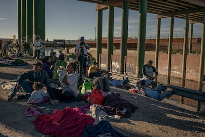 Migrantes venezolanos acampan bajo un puente fronterizo en Ciudad Juárez.