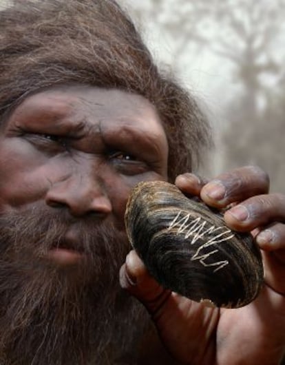Um 'Homo erectus' segura a concha com a gravura original em uma reconstrução.