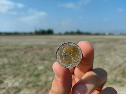 Moneda republicana hallada en el antiguo campo de concentración de Albatera (Alicante).