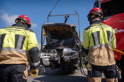 Los bomberos retiran los restos de autobús siniestrado en Almonte, Huelva. 