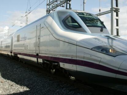 Tren y autobús se baten frente al coche compartido