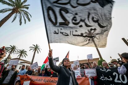 Manifestantes conmemoran el aniversario del movimiento reformista de Marruecos, durante una protesta contra el alto coste de la vida el 20 de febrero de 2023 en Rabat.