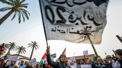 Manifestantes conmemoran el aniversario del movimiento reformista de Marruecos, durante una protesta contra el alto coste de la vida el 20 de febrero de 2023 en Rabat.