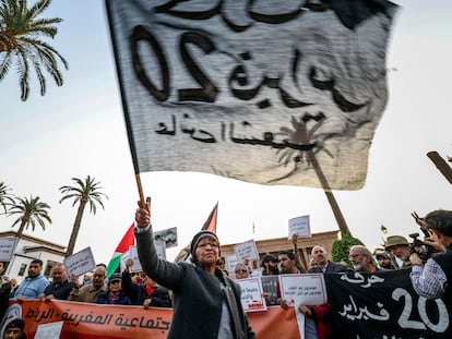 Manifestantes conmemoran el aniversario del movimiento reformista de Marruecos, durante una protesta contra el alto coste de la vida el 20 de febrero de 2023 en Rabat.