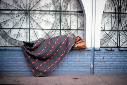 Las fotos de Francis Alÿs (esta es 'Sleepers II', 2001) retratan individuos que literalmente viven en las calles, con lo que han tenido que acomodar su privacidad al espacio público.