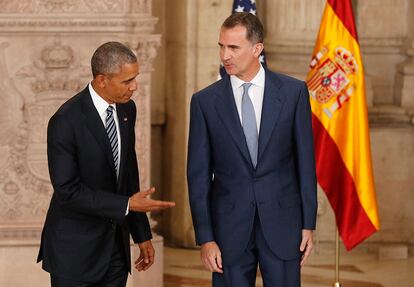 El rey Felipe VI, junto al presidente de los EEUU, Barack Obama (i), en el salón de las Columnas del Palacio Real.