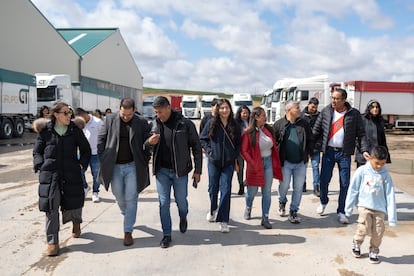 Jonathan Santarén y Mabel Hernández, a la izquierda, con los trabajadores y sus familias en las instalaciones de Grupo CT.