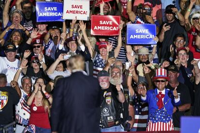 Seguidores del expresidente de Estados Unidos, Donald Trump, le animan tras un discurso pronunciado durante un mitin celebrado en a rally at the Lorain County Fairgrounds, Saturday, June 26, 2021, in Wellington, Ohio. (AP Photo/Tony Dejak)