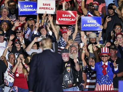 Seguidores del expresidente de Estados Unidos, Donald Trump, le animan tras un discurso pronunciado durante un mitin celebrado en a rally at the Lorain County Fairgrounds, Saturday, June 26, 2021, in Wellington, Ohio. (AP Photo/Tony Dejak)