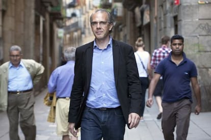 Ricard Gomà passejant pel Raval de Barcelona el 2011.