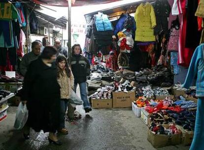 Mercadillo en el barrio comercial de Mitrovica Sur, en la zona albanesa de la localidad kosovar.