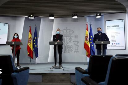 Margarita Robles, Fernando Grande-Marlaska y José Luis Ábalos, durante una rueda de prensa en La Moncloa este lunes.